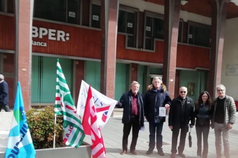 No alla regionalizzazione della scuola, gazebo del sindacato al Corso