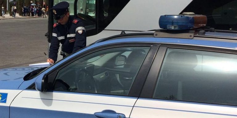 Scatta con il rosso sull’Ofantina e non ha la patente: sanzionato dalla Polstrada