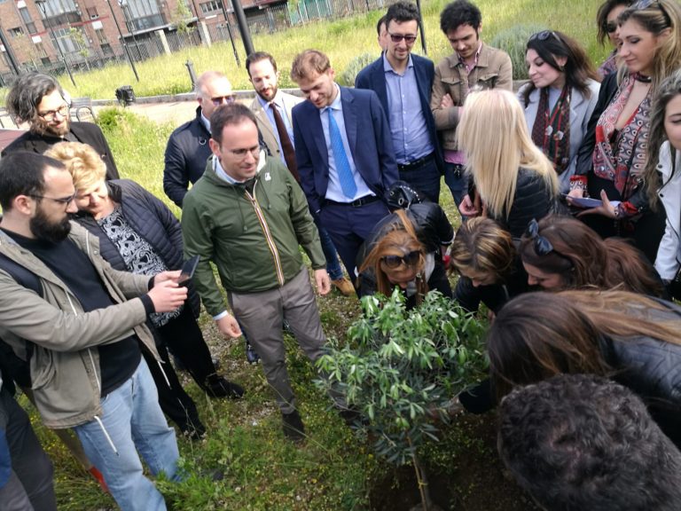 Cipriano, ecco l’albero della pace: “E’ contro i veleni della città”