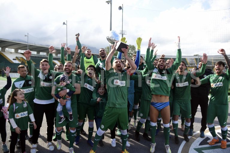 Avellino-Bari, successo e coppa al cielo: la fotogallery del tripudio