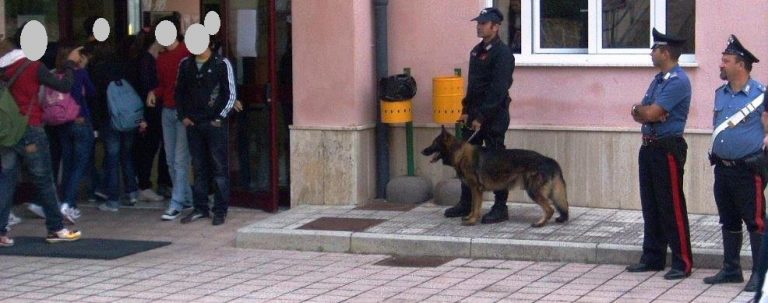 Droga nei bagni della scuola: operazione nel Sannio