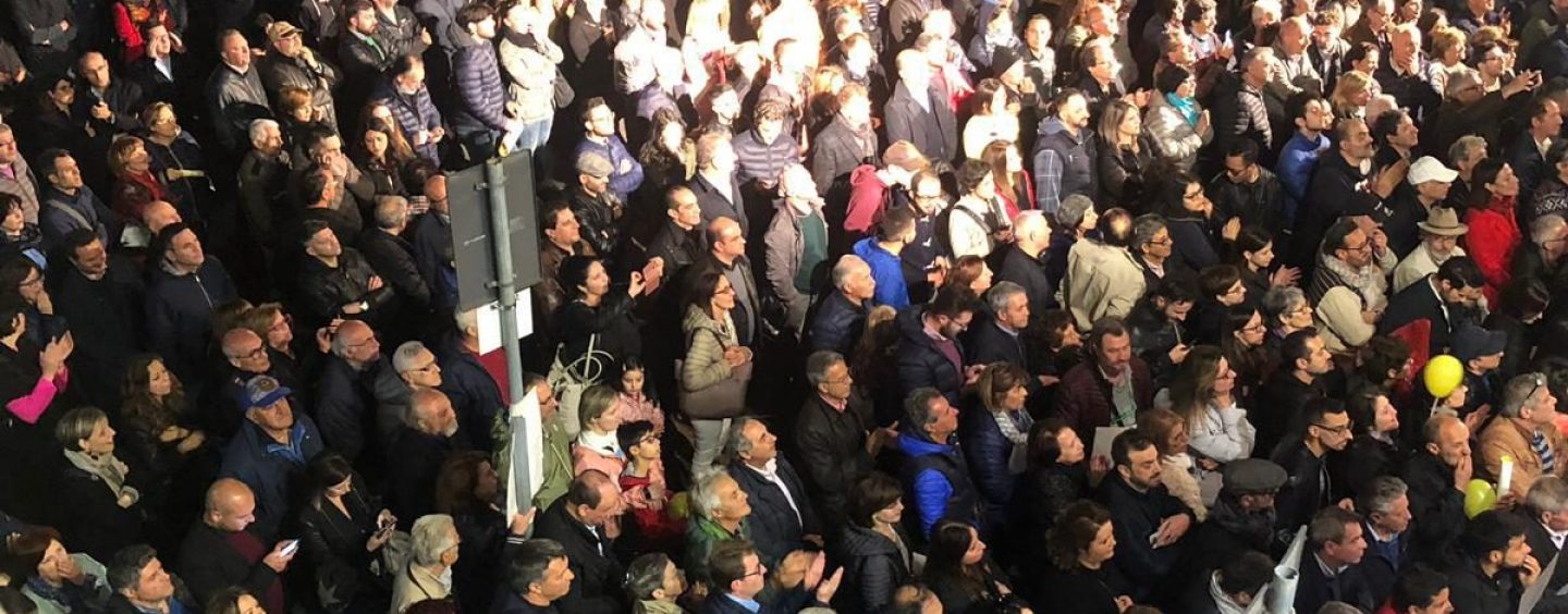Bagno di folla per Di Maio, Avellino risponde in massa all’appello al voto del vicepremier