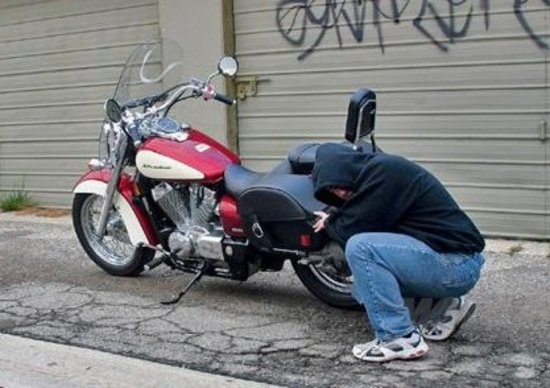 Dal campo Rom di Napoli-Gianturco per rubare una moto in Irpinia: beccati da un Carabiniere non in servizio