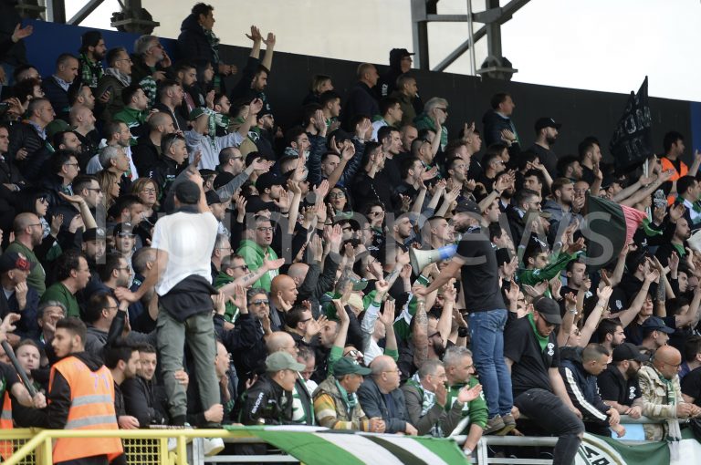 La beffa in curva è servita: settore scoperto, parcheggio lontano e pioggia