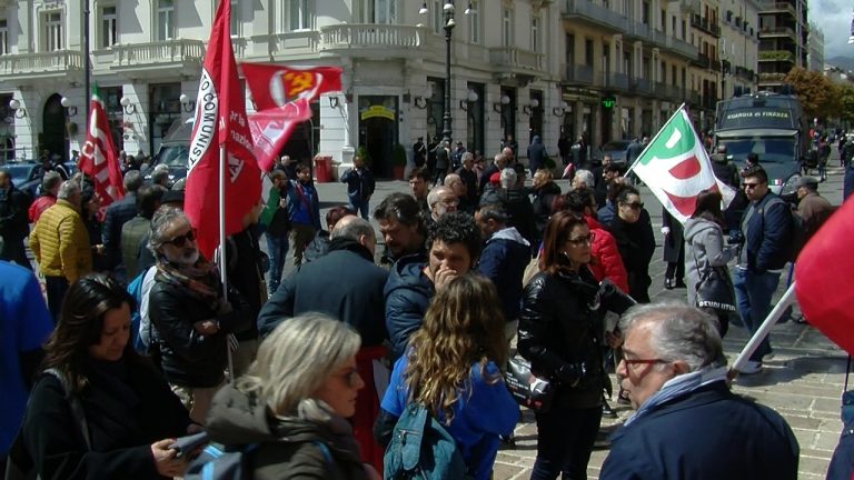 VIDEO/ Fischi e Bella Ciao, c’è un’Irpinia che protesta contro Salvini: “Ancora vivi gli attacchi al Sud”