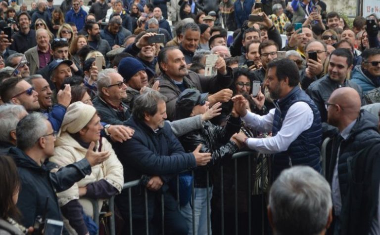 Salvini in città: tensione, urla e spintoni davanti al cinema “Partenio”