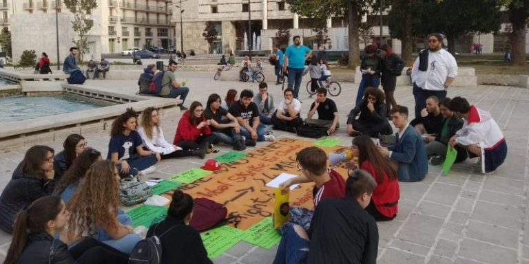 “Per un’Irpinia plastic free”: gli studenti di Avellino ripuliscono una zona verde della città