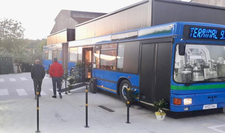 FOTO/ Grottaminarda come la Fifth Avenue: inaugurato bar all’interno di un bus