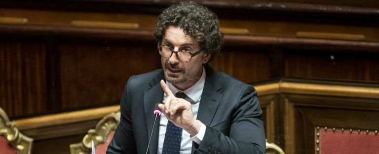 Sequestro viadotti, il ministro Toninelli accusa: “Anomalie nella gestione di Autostrade”