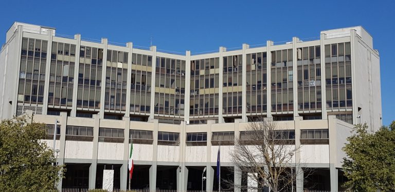 Divieto di avvicinamento per atti persecutori: arrestato un giovane