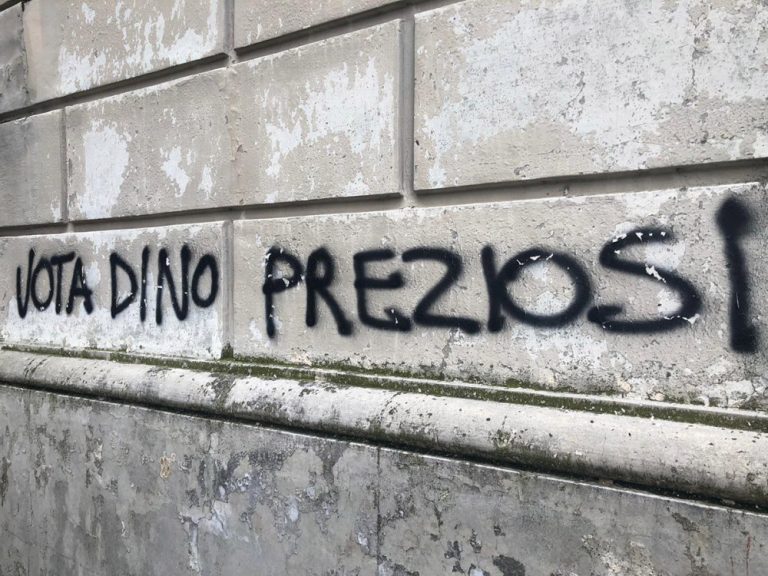Muro imbrattato con scritte, Preziosi: “Atto vandalico da condannare che danneggia tutti”