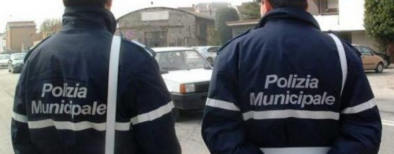 Dramma sfiorato in Irpinia, crollo e auto danneggiata