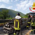 auto in fiamme vigili del fuoco
