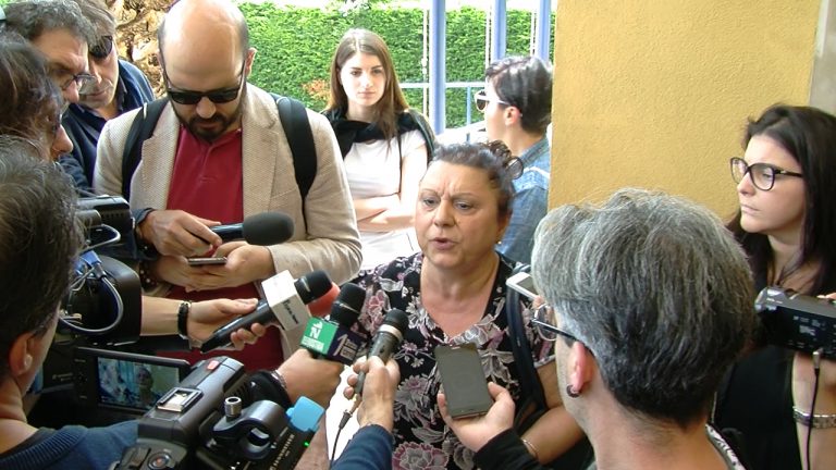 VIDEO/ Violenze nell’asilo di Solofra, la rabbia delle mamme: “Vogliamo la verità”