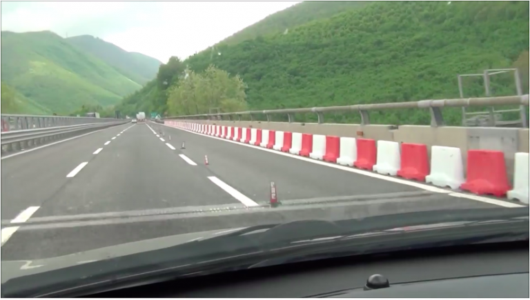 “Quelle barriere vanno sostituite, non manomesse”. Viadotti A16, rigettata la richiesta di dissequestro di Autostrade