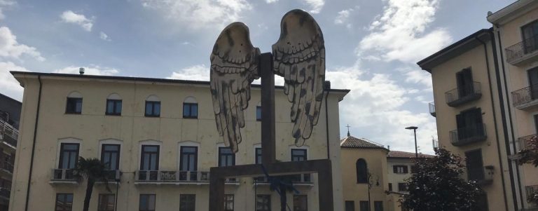 VIDEO/ Calò in piazza Libertà racconta le sue “Ali dell’anima”