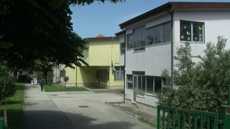 VIDEO/ Violenze nell’asilo, Solofra divisa e sotto choc. Nasce il comitato delle mamme