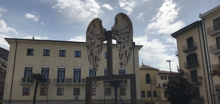Avellino vola sulle Ali dell’Anima: inaugurata l’opera a Piazza Libertà