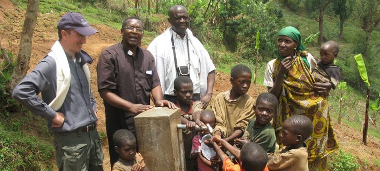 Migranti e carità cristiana, il parroco di Chiusano in Burundi: “Aiutarli è un nostro dovere”