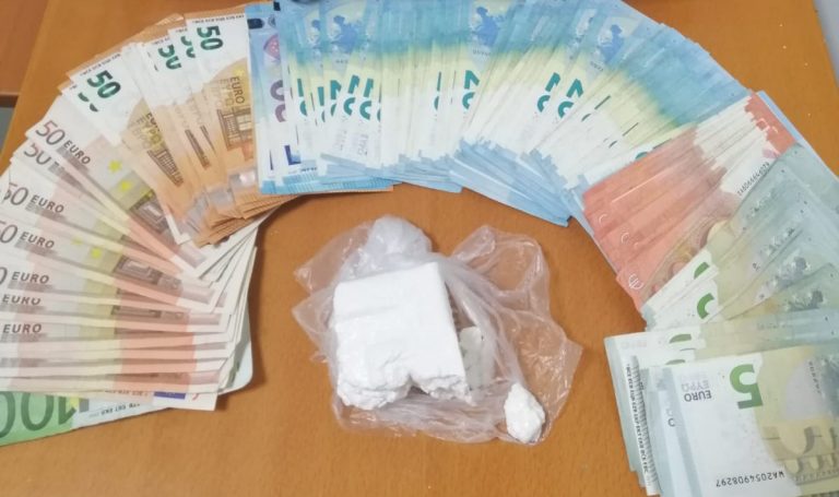 Blitz della Polizia in una villa: beccati tre pusher