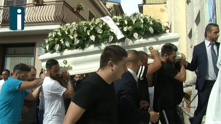 VIDEO/ Mirabella in lacrime: palloncini e moto per l’addio a Moreno