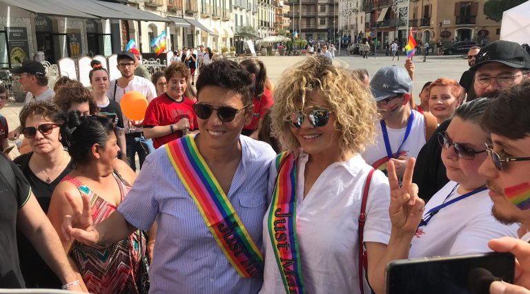 VIDEO/ Eva Grimaldi e Imma Battaglia ad Atripalda per il primo Pride irpino: “E’ partendo dalla provincia che si fa progredire il Paese”