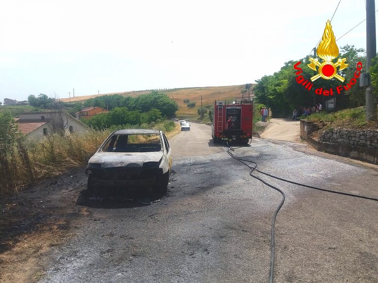 Auto in transito prende improvvisamente fuoco: paura a Montecalvo