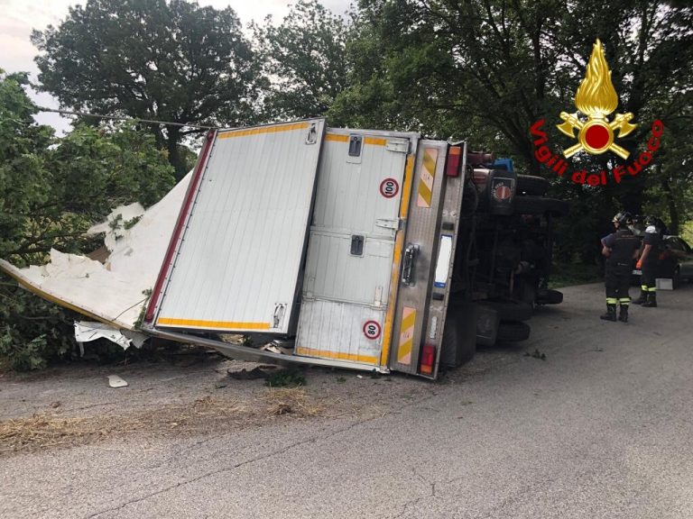 VIDEO/ Autocarro adibito a pizzeria ambulante si ribalta sulla SP 149, arrivano i caschi rossi