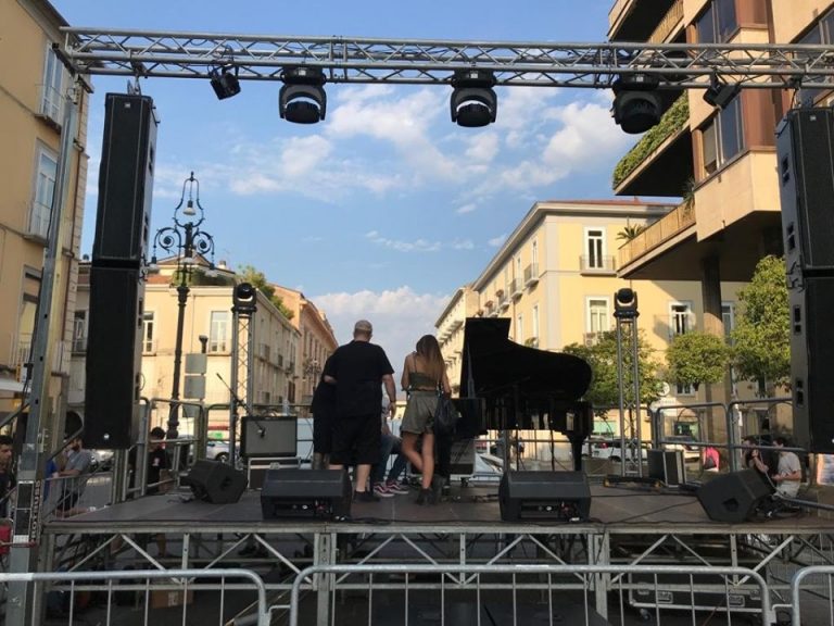 Morgan torna sul concerto di ieri: “Avellino non c’entra niente, non volevo suonare per strada dopo uno sfratto”