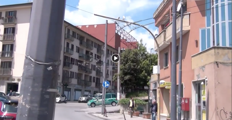 VIDEO/ Metro leggera: palo inclinato e cavi elettrici penzolanti a via Circumvallazione, la rabbia dei residenti