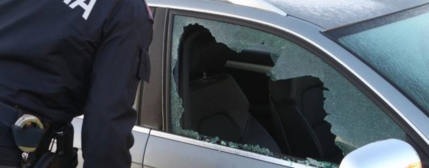 Bimbo di 4 anni chiuso in auto a 40 gradi, denunciati i genitori. Il piccolo è stato liberato da un poliziotto