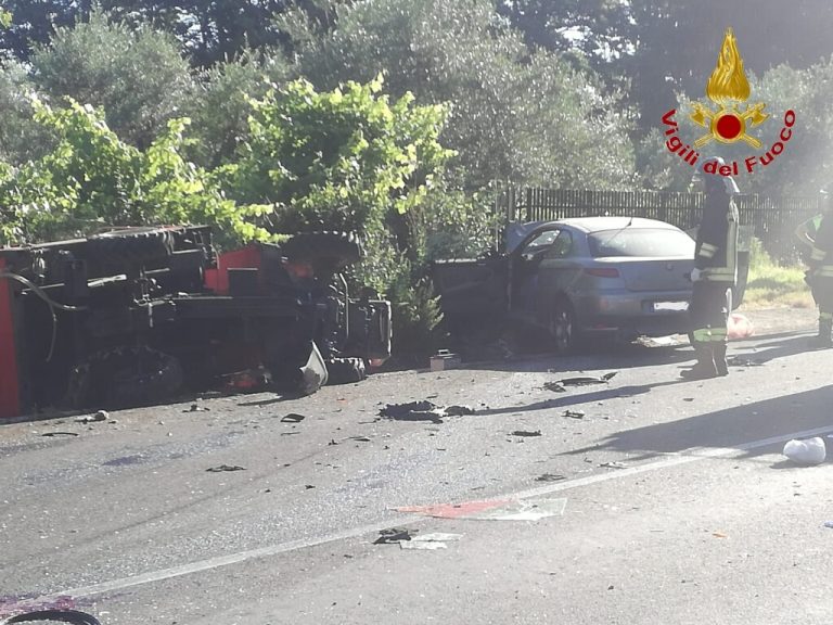 VIDEO/ Auto si scontra contro un trattore: muoiono due persone sull’Ofantina
