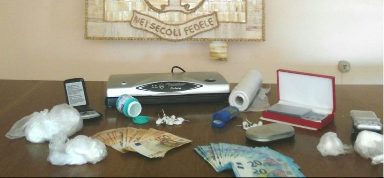 Beccato con la cocaina e arrestato: in casa ne nascondeva oltre 180 grammi e tutta l’attrezzatura per confezionare dosi