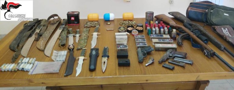 Bracciante agricolo nasconde un arsenale di armi e munizioni nella stalla: arrestato