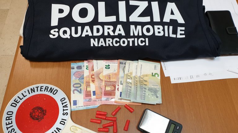 Dalla finestra di casa spaccia eroina, in manette 38enne di Benevento