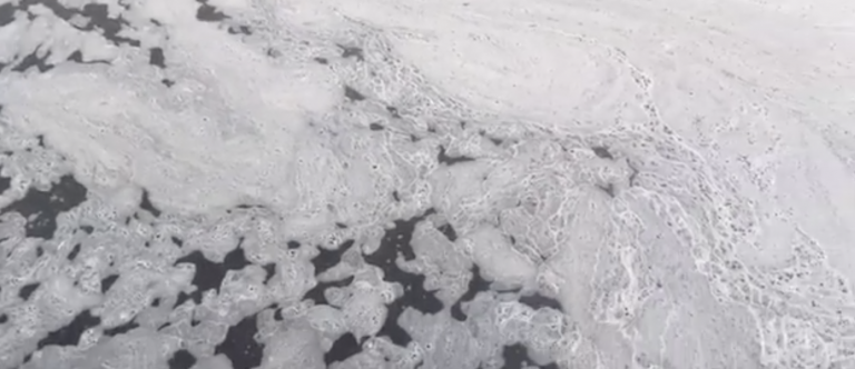 VIDEO/ Schiuma nel fiume Sabato a Prata: ecco le immagini dello scempio