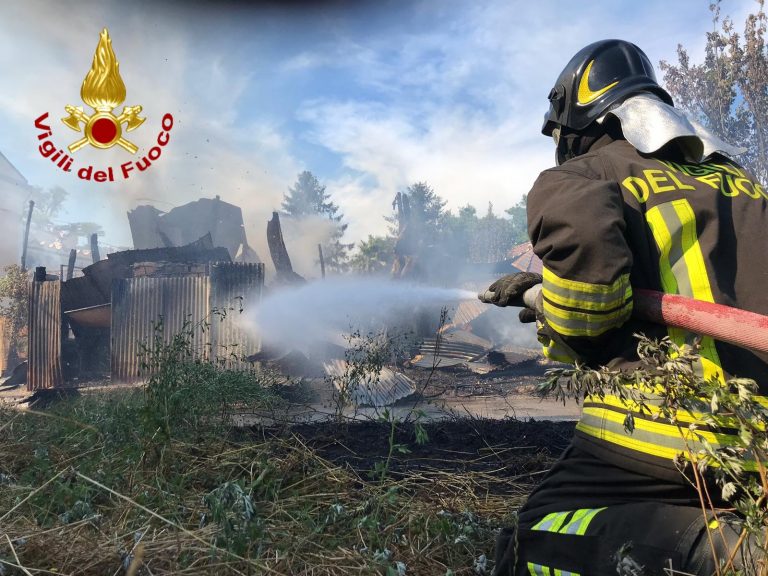 VIDEO/ A fuoco due baracche con all’interno bombole di gpl, i caschi rossi sventano il pericolo