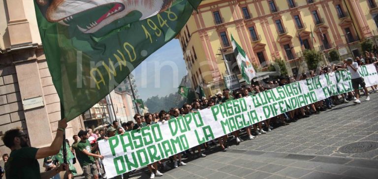 VIDEO/ Tifosi in piazza contro De Cesare: Dell’Anno chiede chiarezza, Iannuzzi invoca un atto d’amore