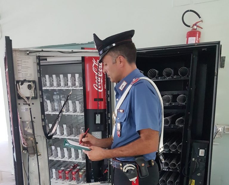 Beccato a rubare in un distributore automatico di una scuola: arrestato