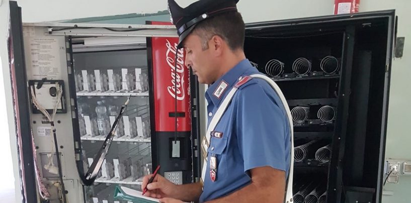 Beccato a rubare in un distributore automatico di una scuola: arrestato