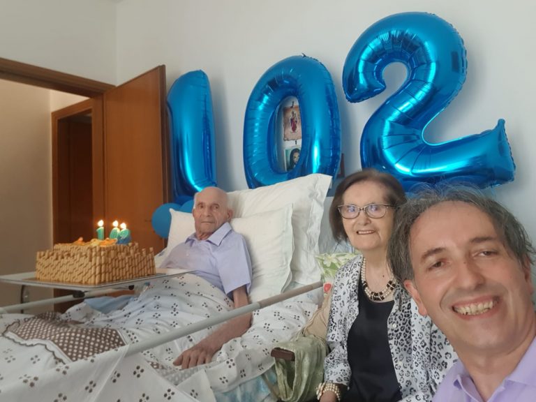 VIDEO/ Centodue candeline per nonno Amelio, festa grande a Pietrelcina