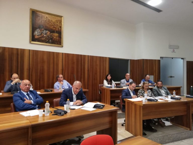Strappo nella minoranza, Montanile e Spiezia votano a favore di Festa&Co. “Le polemiche non servono in questo momento”