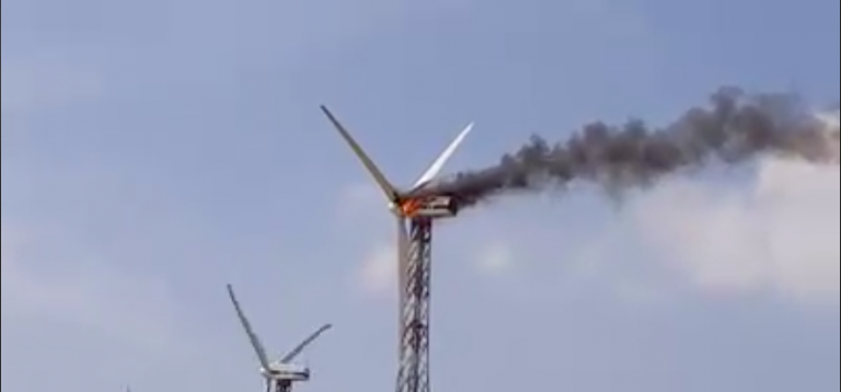 VIDEO/ Pala eolica in fiamme a Rocca San Felice: bruciano anche alcune colture sottostanti