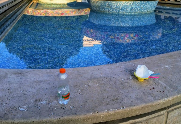 FOTO/ Rifiuti e anche una tanica d’olio: Piazza Libertà è di nuovo sporca