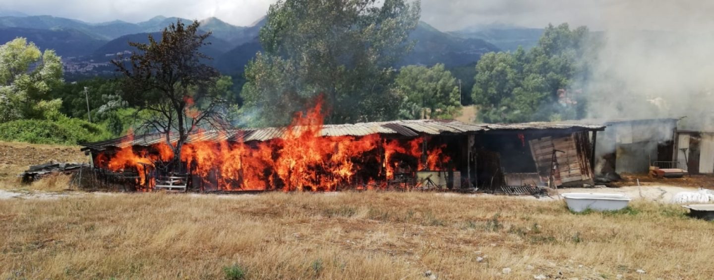 FOTO/ Paura per un incendio a Bagnoli Irpino: arriva l’autobotte dei Vigili del Fuoco
