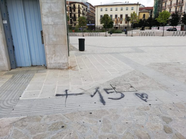 FOTO/ Triste risveglio per Piazza Libertà: l’agorà imbrattata con scritte di vernice nera
