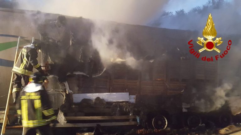A16 in tilt: camion di pomodori diretto in Puglia prende fuoco