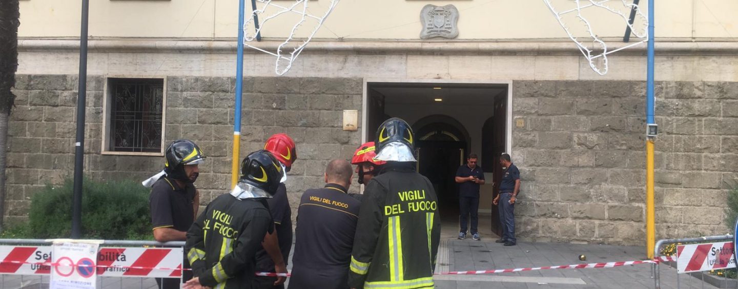 Paura ad Avellino, esplosione davanti al Vescovado: due feriti