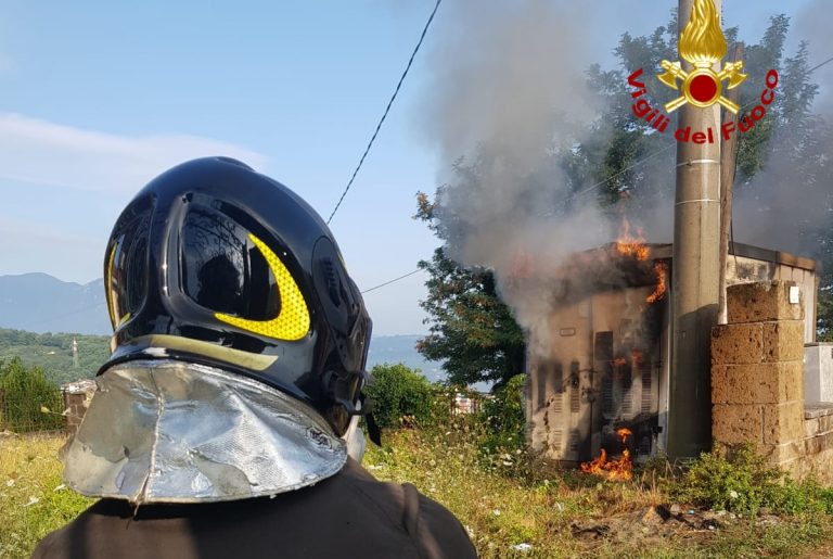 A Manocalzati va in fiamme una cabine elettrica, l’intervento dei vigili del fuoco