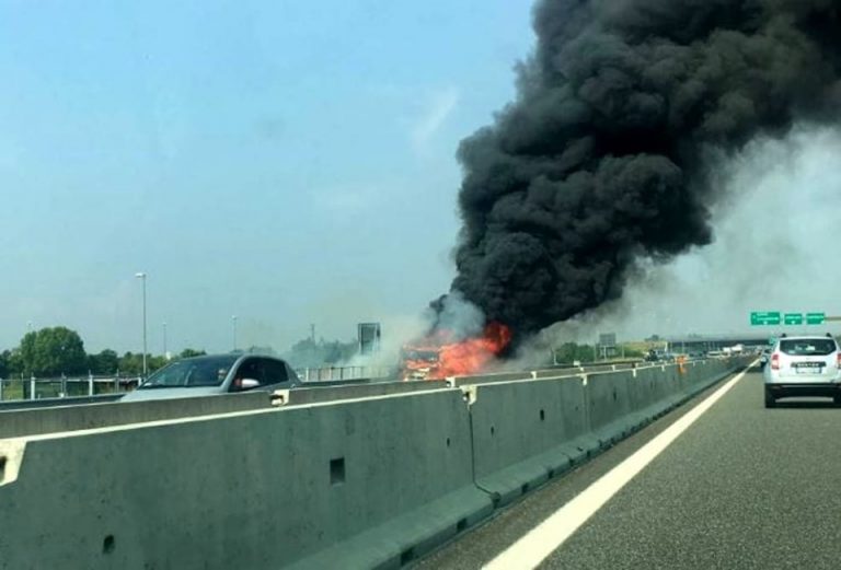 Incendio sull’autostrada A16: lunghe code tra Vallata e Grottaminarda